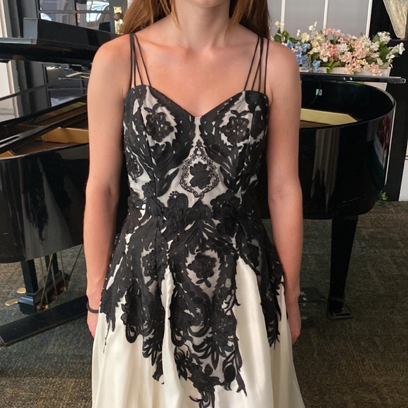 Beautiful flowing black and white formal dress - Picture 2 of 4